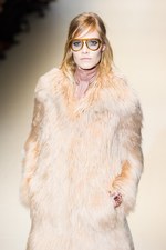 グッチ 2014-15年秋冬コレクション - ボーイッシュ＆ロマンティックを60's風に｜写真28