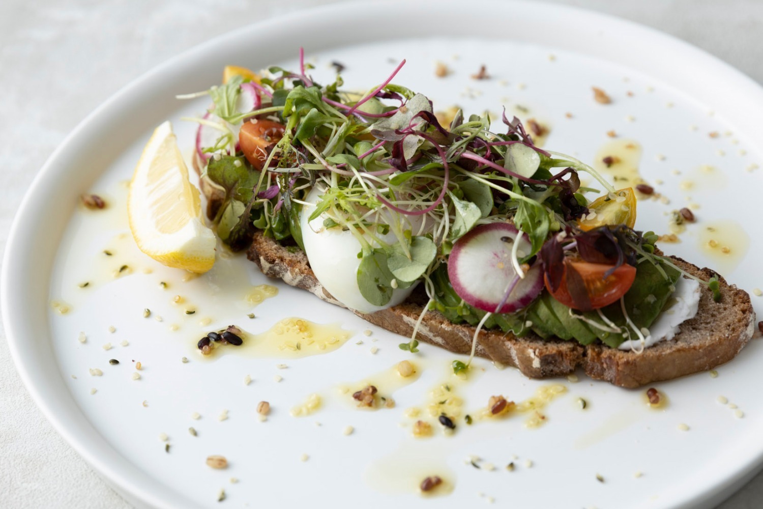 「コスメキッチン アダプテーション」が渋谷ヒカリエに、全粒粉のアボカドトーストや苺パフェ