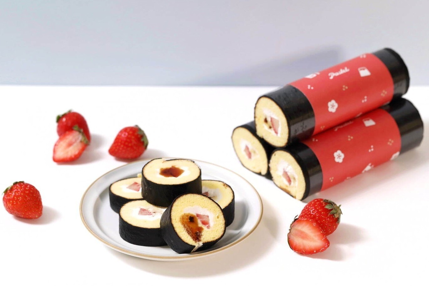 パステル“まるで恵方巻”なロールケーキ、海苔に見立てたクレープ生地×たっぷり苺やクリーム