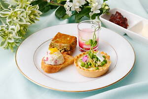 ホテルニューグランド「春のアフタヌーンティー」桜のピンクマカロンや抹茶モンブラン｜写真3