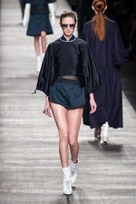 フェンディ 2014-15年秋冬コレクション - セクシー＆シックを中核に据えたスポーティ｜写真23