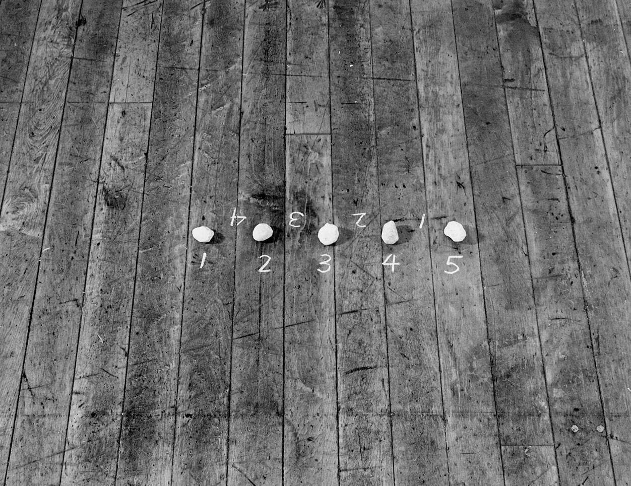 メル・ボックナー 《セオリー・オブ・スカルプチャー(五つの石／四つの間)》 1972年 国立国際美術館蔵
© Mel Bochner