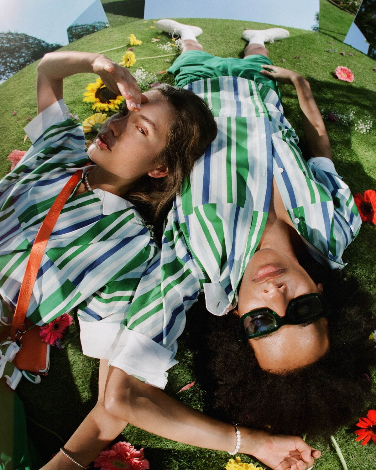 メゾン キツネ23年春夏新作、カラフルなストライプシャツやグリーンのプリーツスカート｜写真16