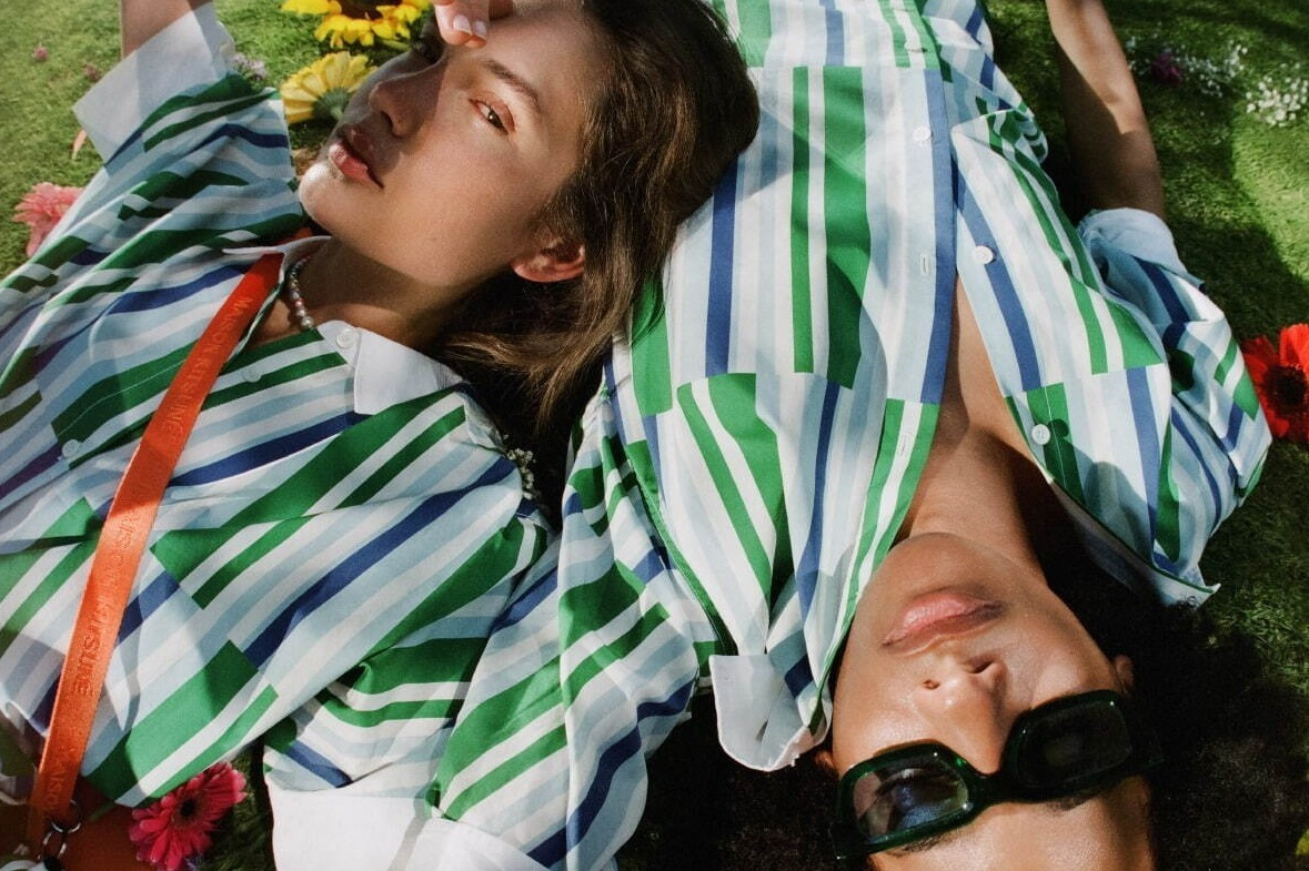 キャンペーンビジュアル｜メゾン キツネ23年春夏新作、カラフルなストライプシャツやグリーンのプリーツスカート