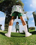 メゾン キツネ23年春夏新作、カラフルなストライプシャツやグリーンのプリーツスカート｜写真11