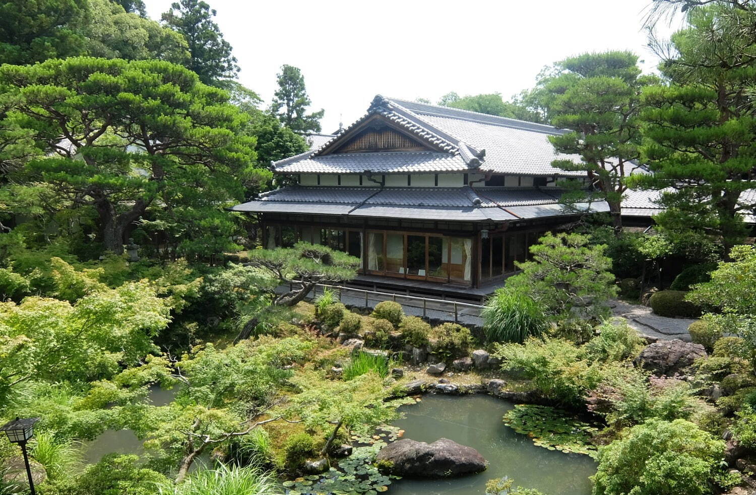 「紫翠 ラグジュアリーコレクションホテル 奈良」奈良公園内に開業、隈研吾が設計＆露天風呂付き客室も｜写真38