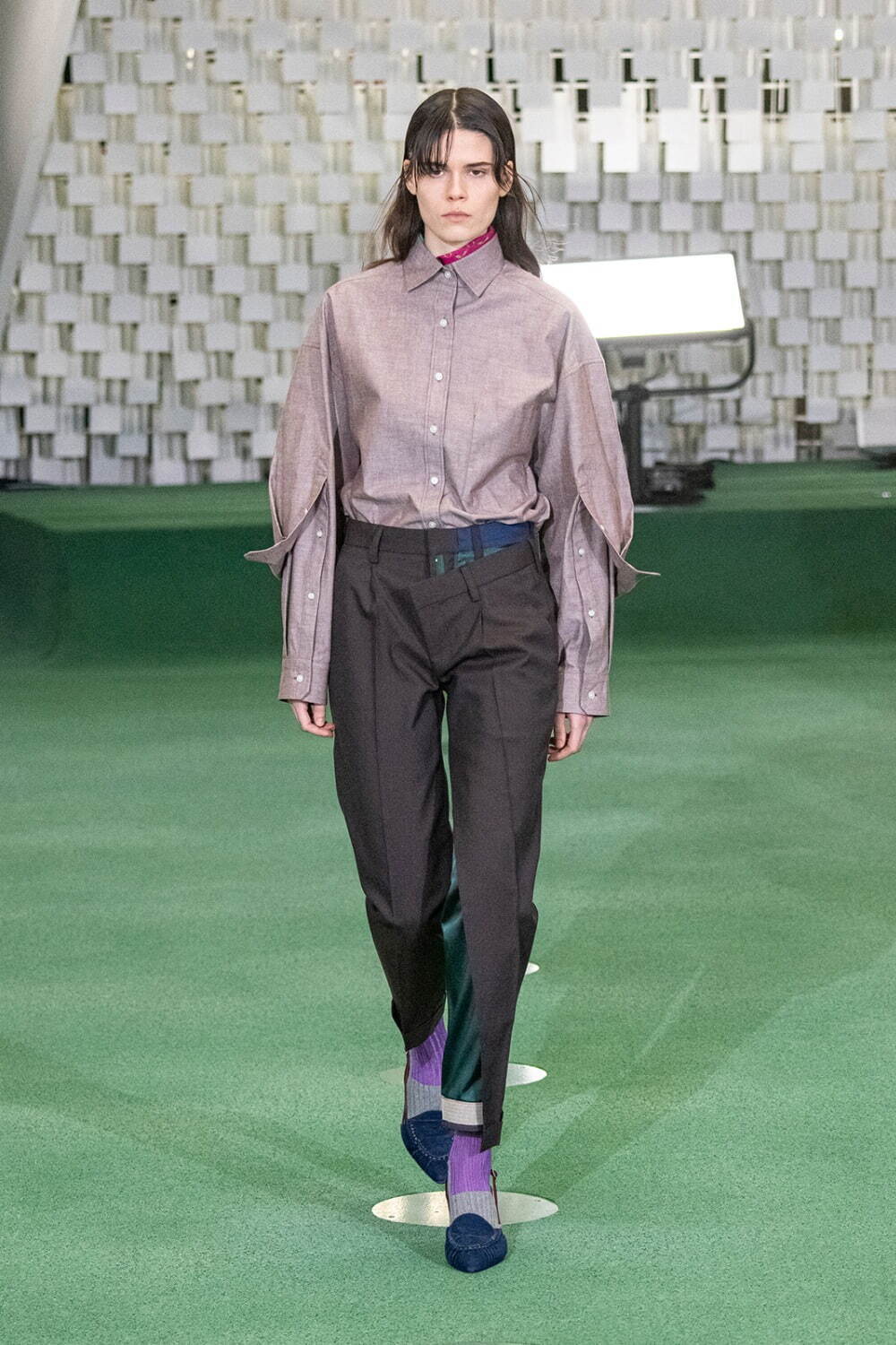 レディース・黒のクロップドパンツ(アンクル丈)のコーディネート - 写真11