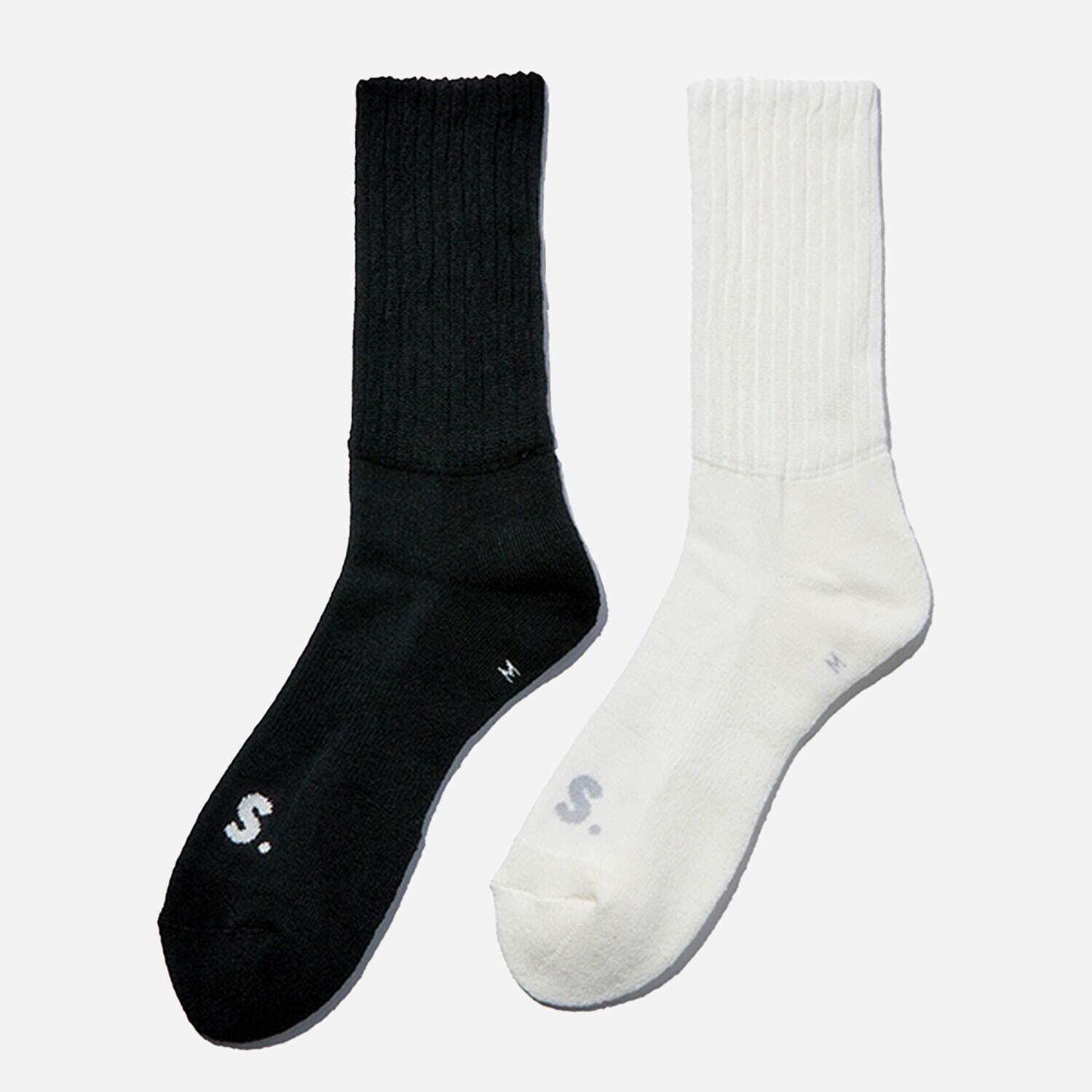 ソフネット×シックストックスのコラボ靴下、“S.”ロゴ入りブラック＆ホワイトの2色｜写真2