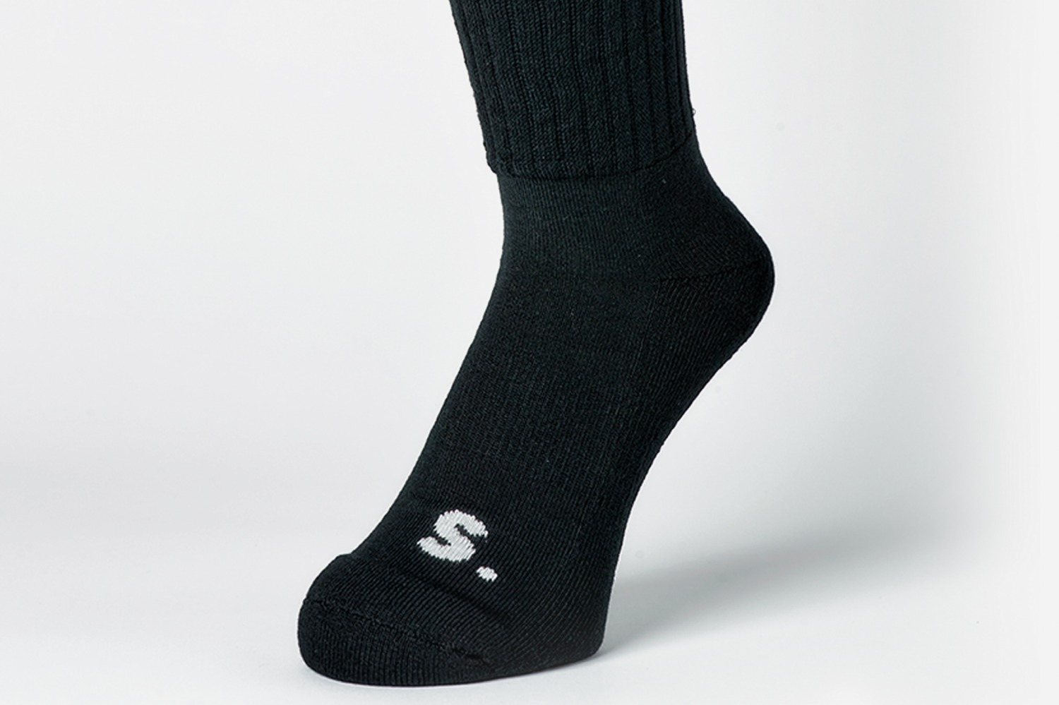 ソフネット×シックストックスのコラボ靴下、“S.”ロゴ入りブラック＆ホワイトの2色