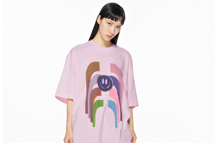 “パッチワーク”デニムジャケット＆カラフルな幾何学柄ニットベスト、JNBY 23年春夏の新作