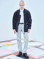 ジョン ローレンス サリバン“ファスナーでシルエット可変”ボンバーブルゾン＆ひび割れ模様の総柄シャツ｜写真1