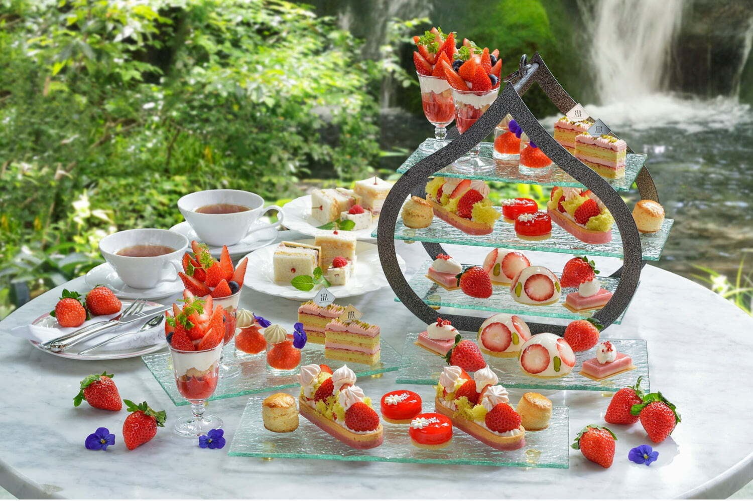 庭園｜リーガロイヤルホテル(大阪)の“いちご”アフタヌーンティー、苺のミニパフェやピスタチオのケーキ