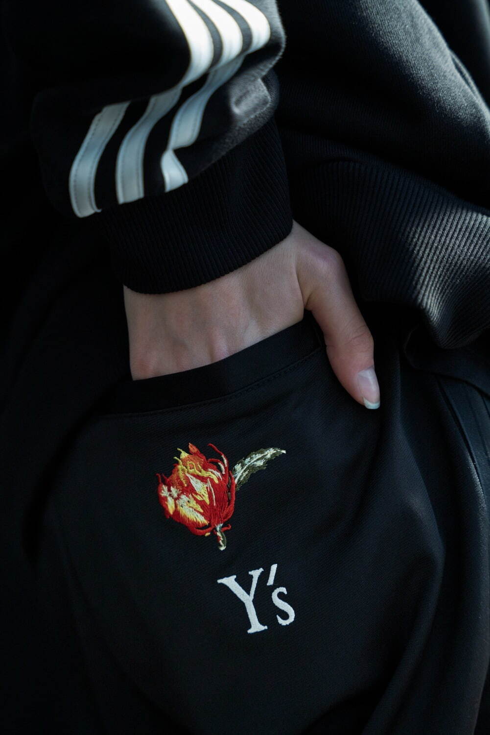 Y's×アディダス、手縫い風ステッチを配したスニーカー＆“サボテンの花”プリントのトラックジャケット｜写真3