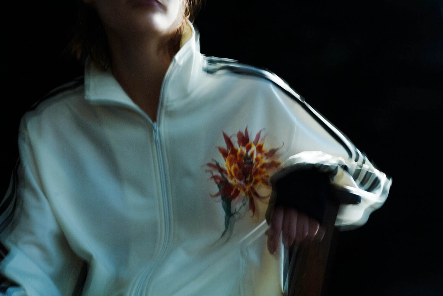 Y's×アディダス、手縫い風ステッチを配したスニーカー＆“サボテンの花”プリントのトラックジャケット｜写真1