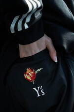 Y's×アディダス、手縫い風ステッチを配したスニーカー＆“サボテンの花”プリントのトラックジャケット｜写真3