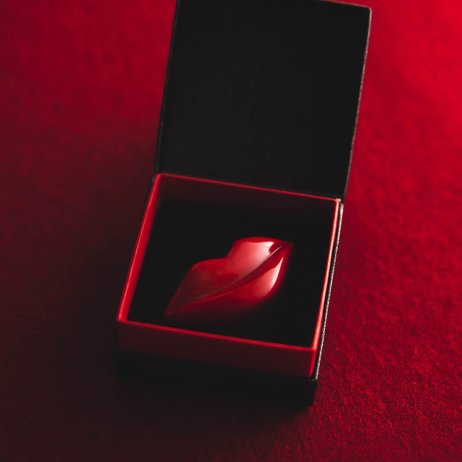 デカダンス ドュ ショコラ23年バレンタイン、“リップ型”ショコラ＆お茶テーマのチョコBOX｜写真1