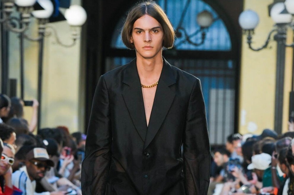 ターク、立体感あるボタニカル柄ブルゾン＆鮮やかに花柄揺らめくシルクシャツ