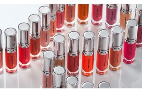 M·A·C23年春コスメ、“キスしても落ちない”鮮やか発色＆潤い続く新リキッドリップ