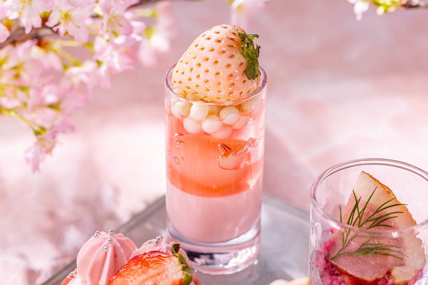 写真10/11｜コンラッド東京で桜×ストロベリーの限定アフタヌーン