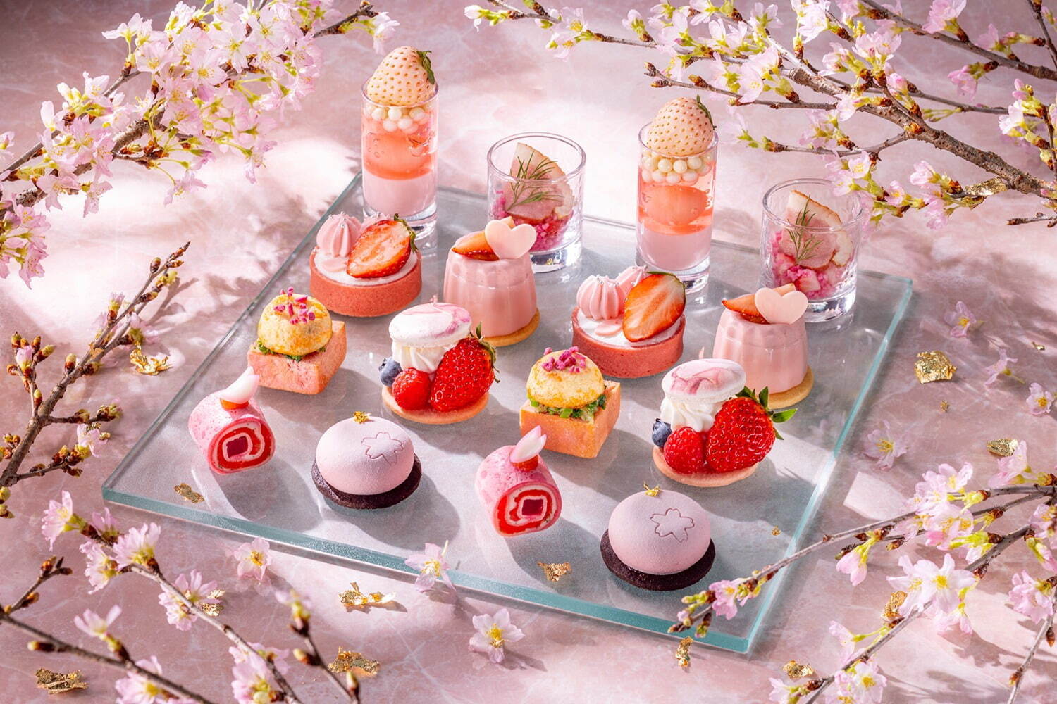 ＜コンラッド東京＞“桜×ストロベリー”のアフタヌーンティー