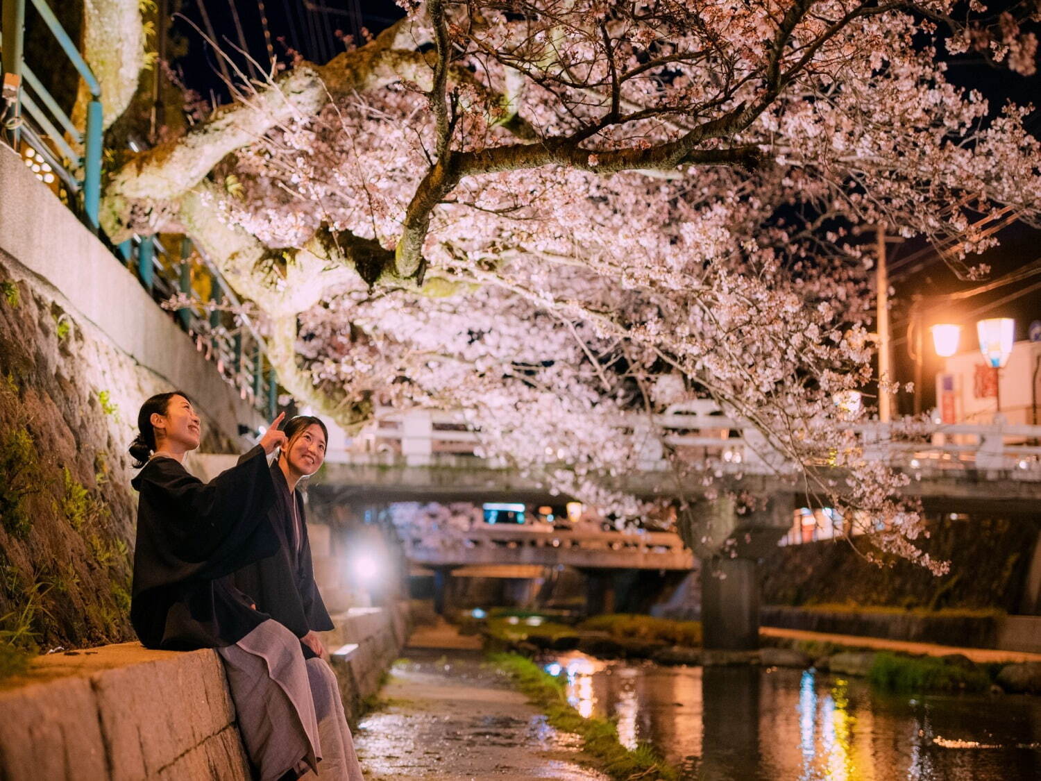 星野リゾートの温泉旅館「界 玉造」“夜桜巡り人力車”400本の桜を人力車で鑑賞、温泉湯たんぽと共に｜写真12