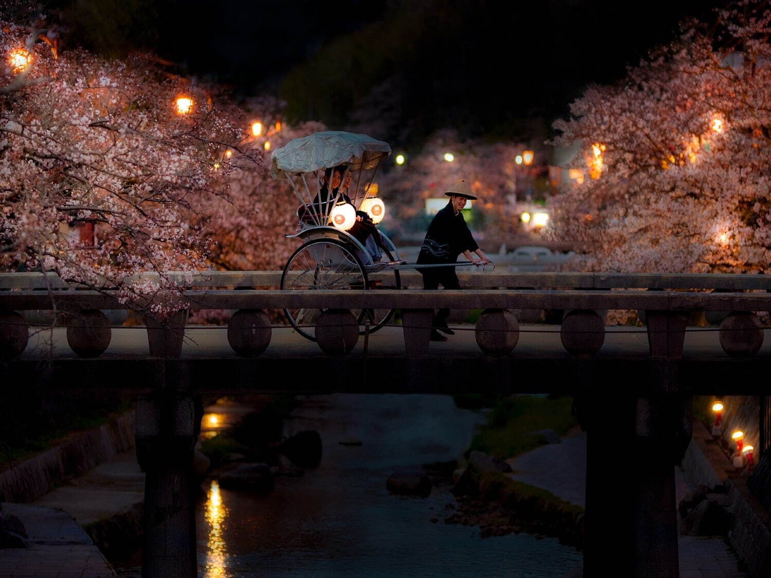 星野リゾートの温泉旅館「界 玉造」“夜桜巡り人力車”400本の桜を人力車で鑑賞、温泉湯たんぽと共に｜写真6