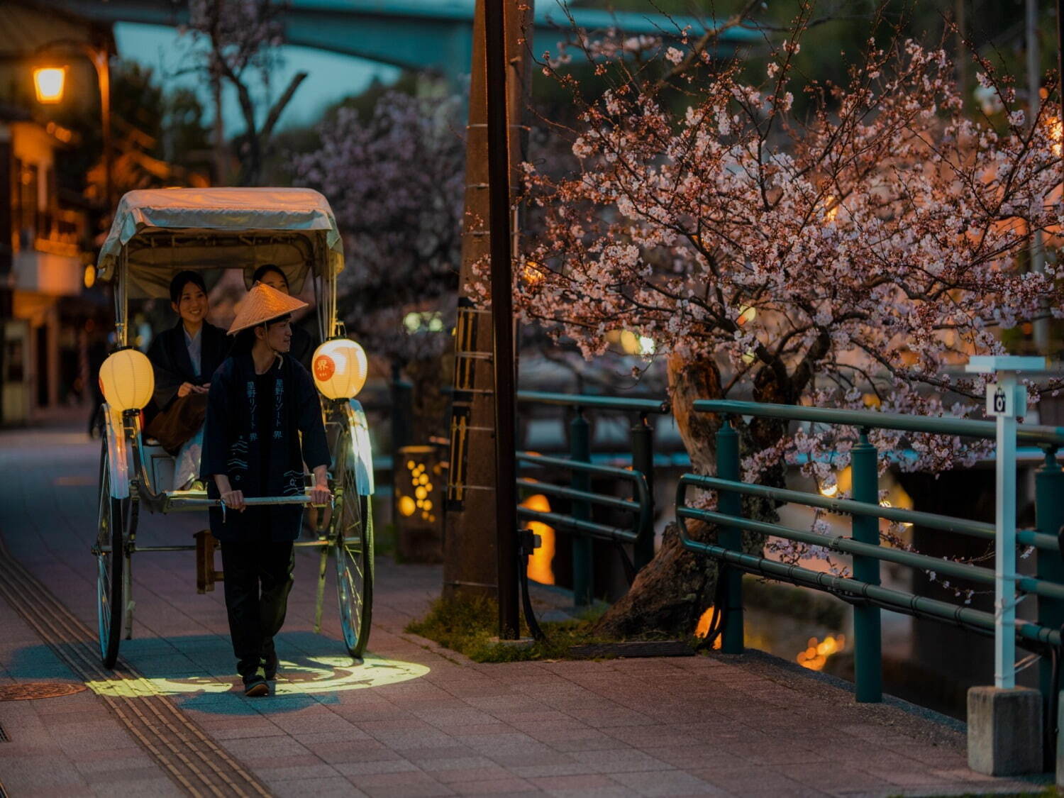 星野リゾートの温泉旅館「界 玉造」“夜桜巡り人力車”400本の桜を人力車で鑑賞、温泉湯たんぽと共に｜写真8