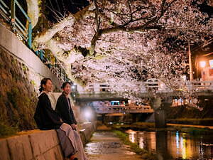 星野リゾートの温泉旅館「界 玉造」“夜桜巡り人力車”400本の桜を人力車で鑑賞、温泉湯たんぽと共に｜写真2