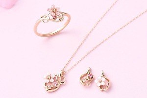 サマンサティアラの桜ジュエリー、ひらりと“桜舞う”ネックレス＆ハートの花びらピアス