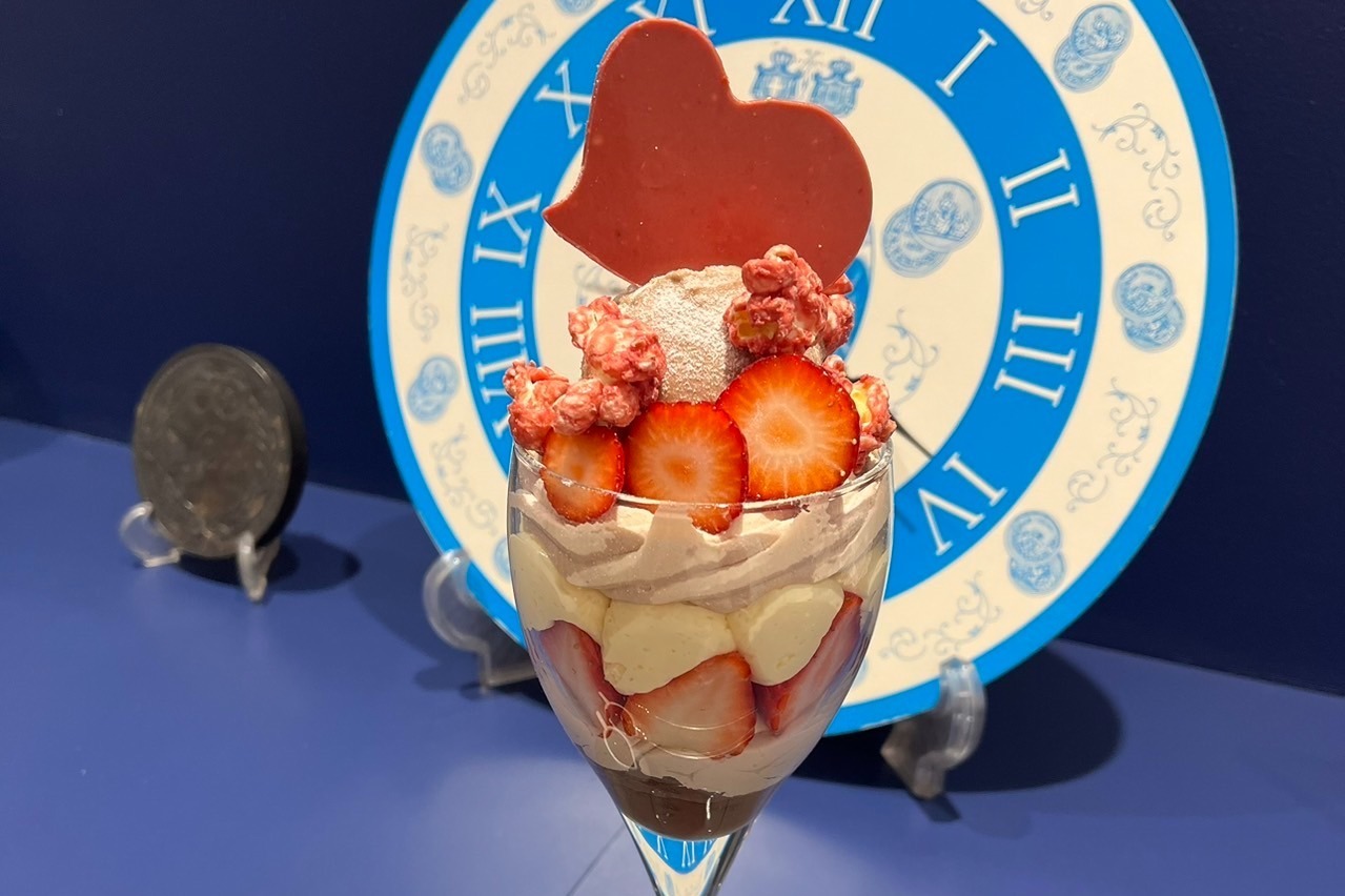 パルフェ｜カファレル神戸北野本店“いちご×ジャンドゥーヤ”の冬限定パフェ、別添えのチョコソースと合わせて