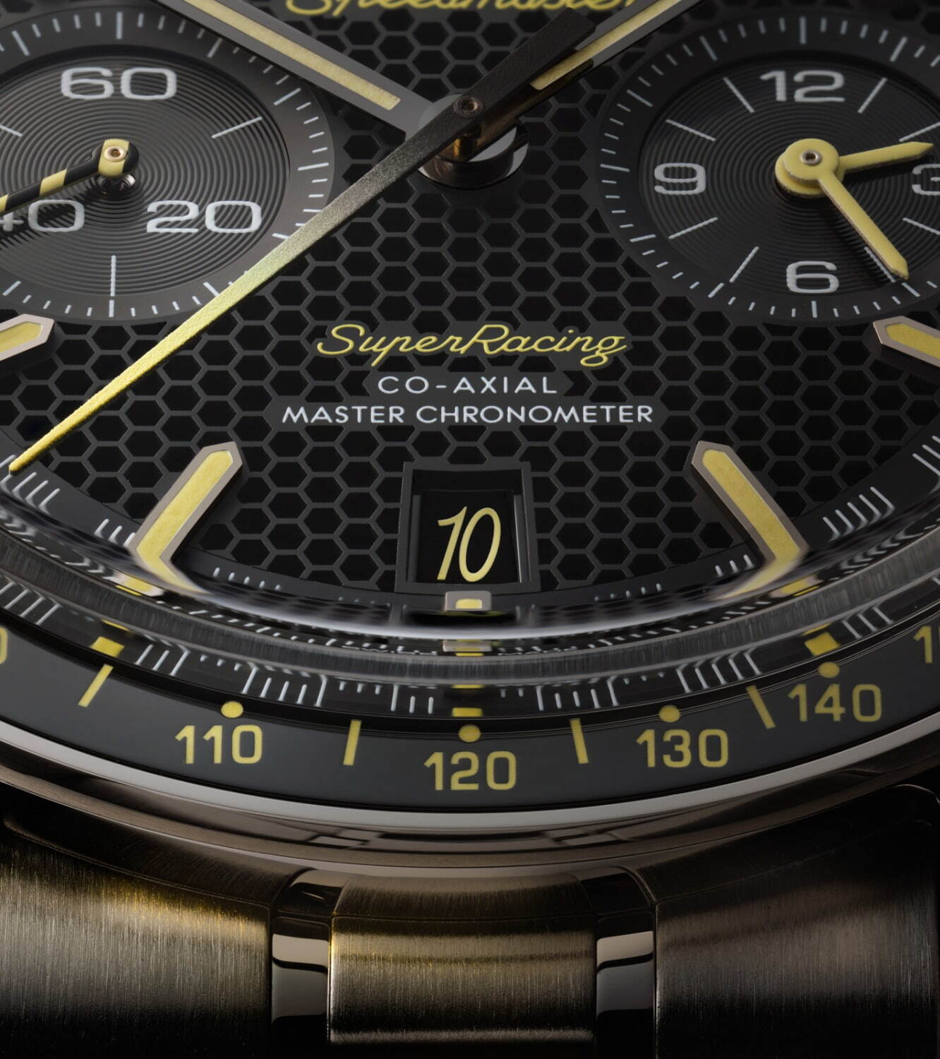 オメガの腕時計「スピードマスター」23年新作、イエロー×ブラックの