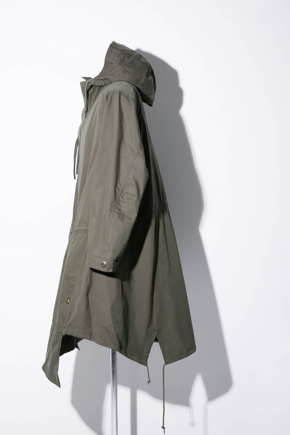 コム デ ギャルソンのCDG×アルファ インダストリーズ、斜行