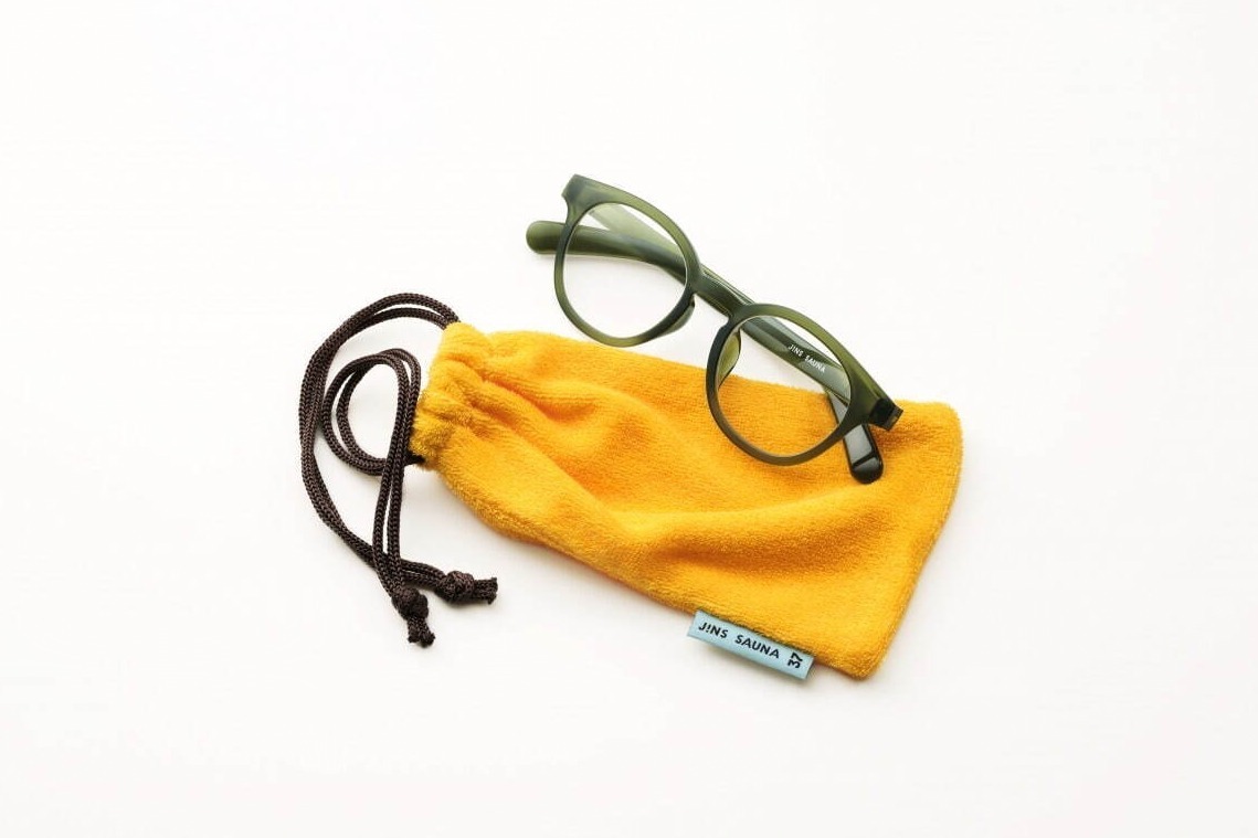 JINS新作「ジンズ サウナ」“サウナ＆日常”両用メガネ、サウナマット着想のソフトケース付き