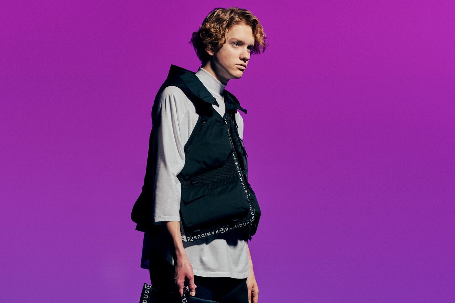 フミト ガンリュウ×ラミダス初コラボ、収納ポケットを配した“着るバッグ”ベスト＆ショルダーバッグなど