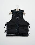 フミト ガンリュウ×ラミダス初コラボ、収納ポケットを配した“着るバッグ”ベスト＆ショルダーバッグなど｜写真3