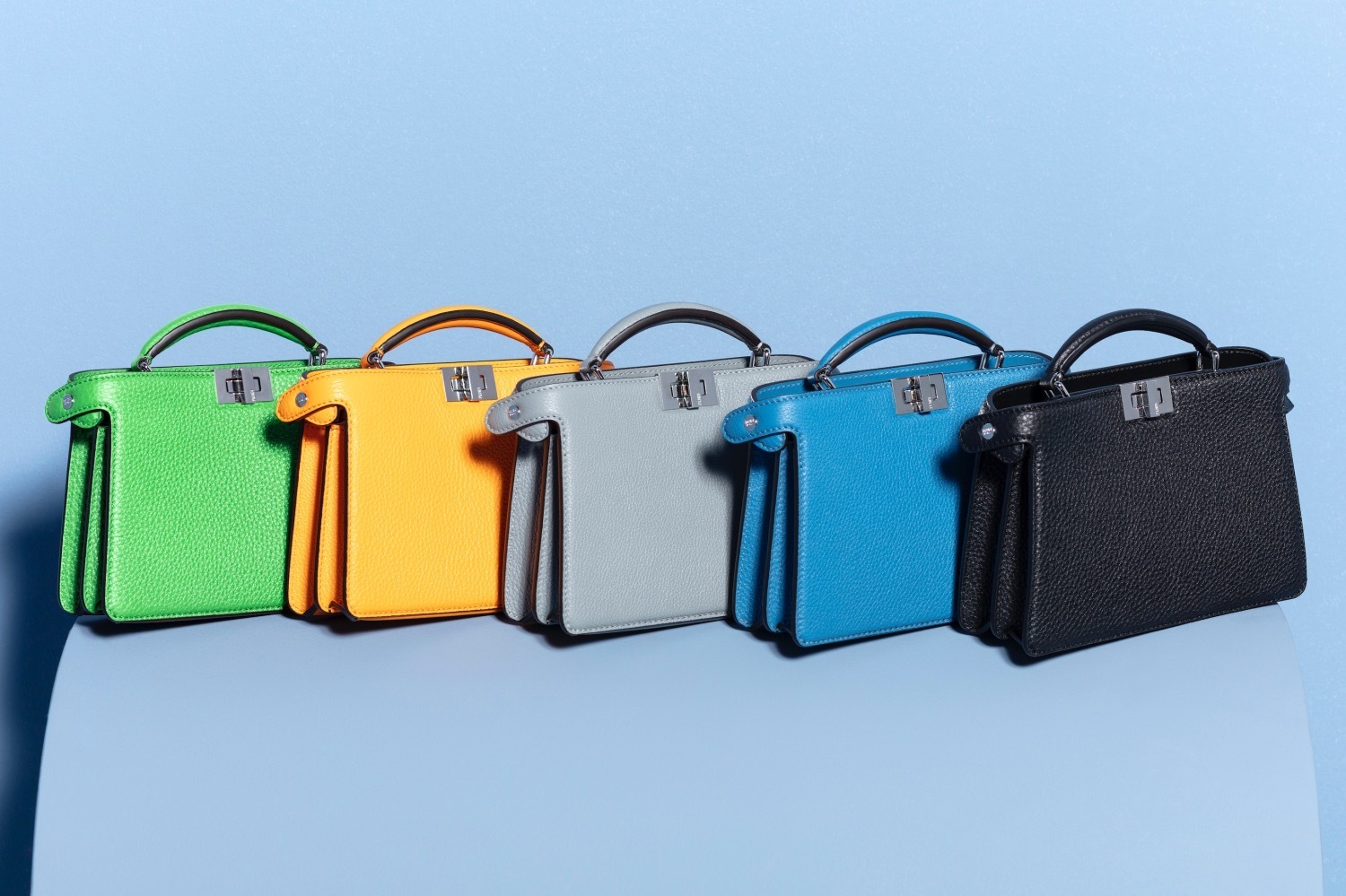 フェンディのバッグ「ピーカブー アイシーユー」ミニサイズのメンズ新作、最高級レザー×鮮やかカラー