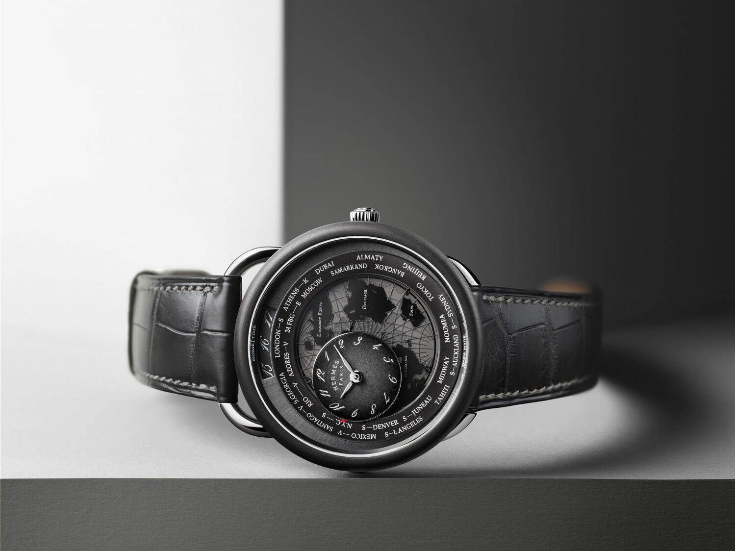 エルメスの腕時計《アルソー》“乗馬の世界地図”を描いた新作ウォッチ