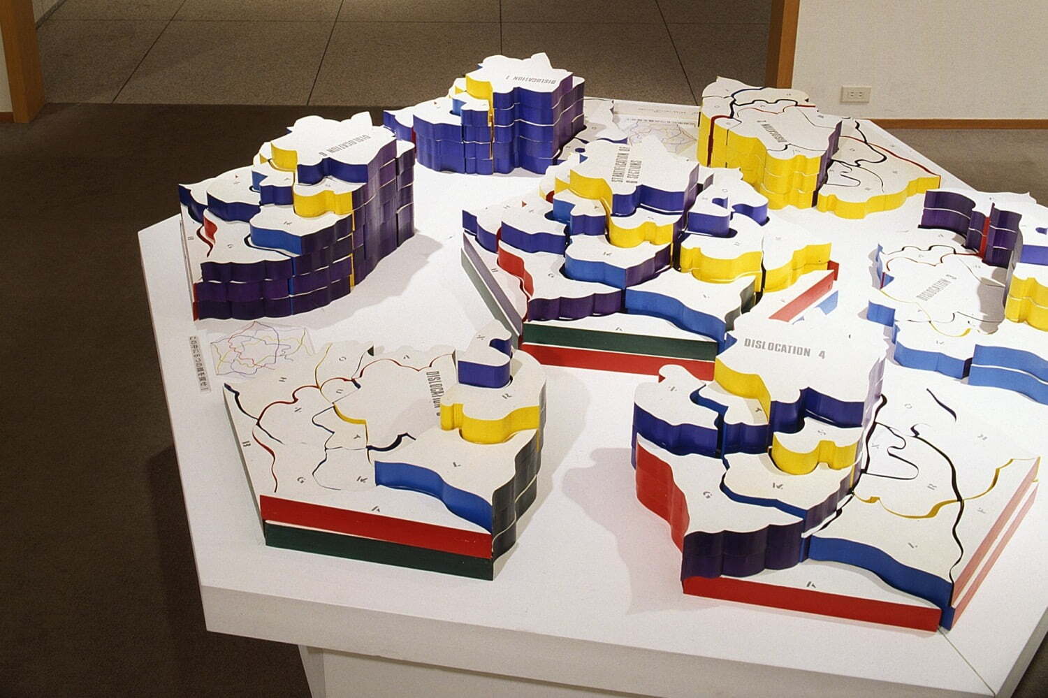 美術館｜目黒区美術館の所蔵作品展 -  宇佐美圭司や高松次郎など、1970年代以降の現代美術を紹介