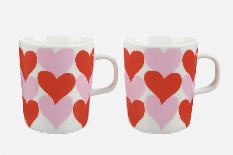 マリメッコ新作“ハート柄”のマグカップやトートバッグ、心華やぐレッド×ピンクカラーで