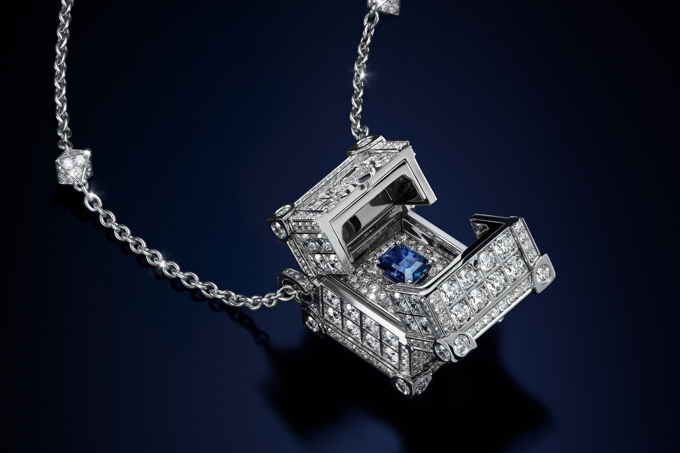 ルイ・ヴィトン新作ハイジュエリー、“鍵を開けて広がる”トランクのペンダントネックレスなど