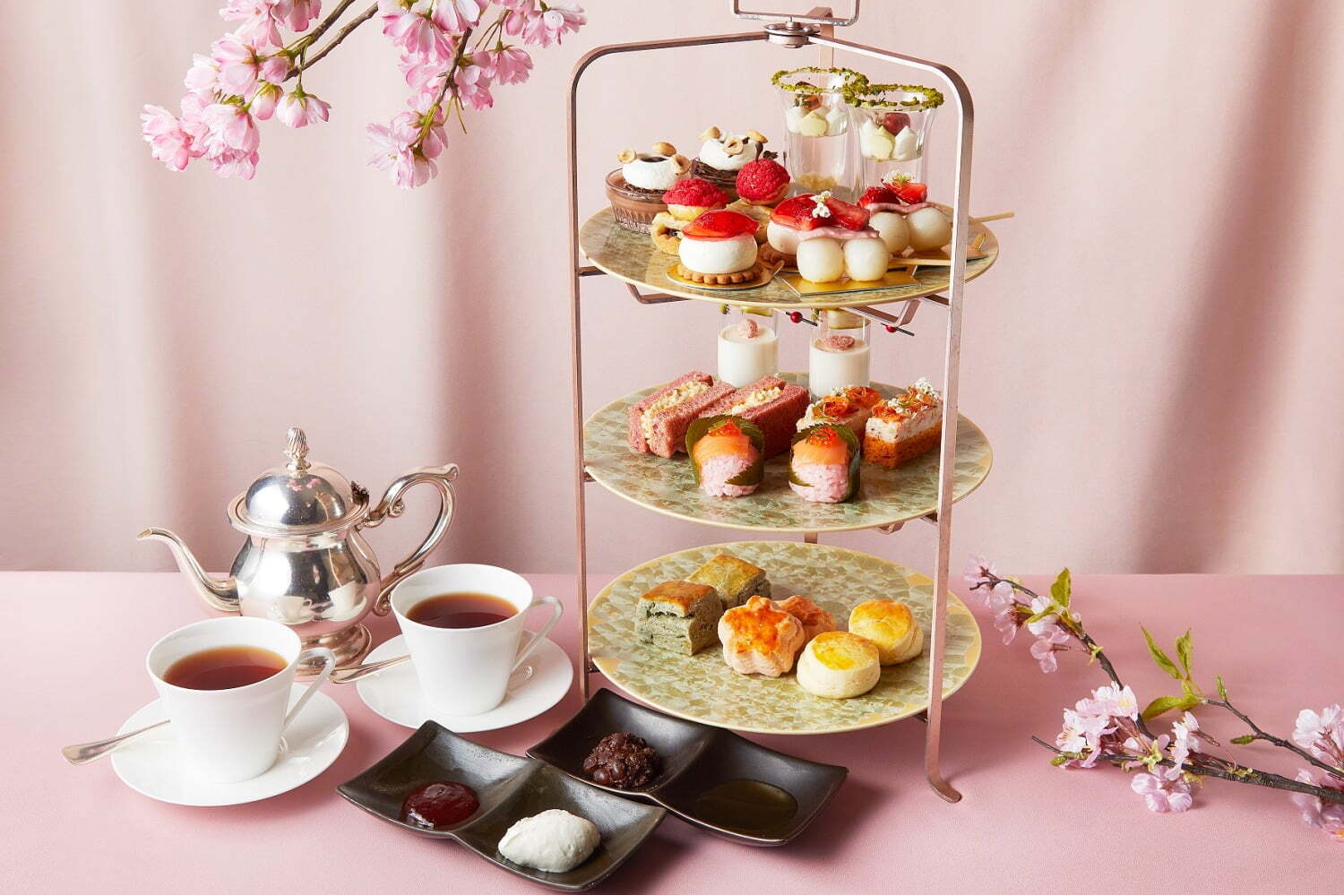 シャングリ・ラ 東京の「桜アフタヌーンティー」桜餡の串団子や