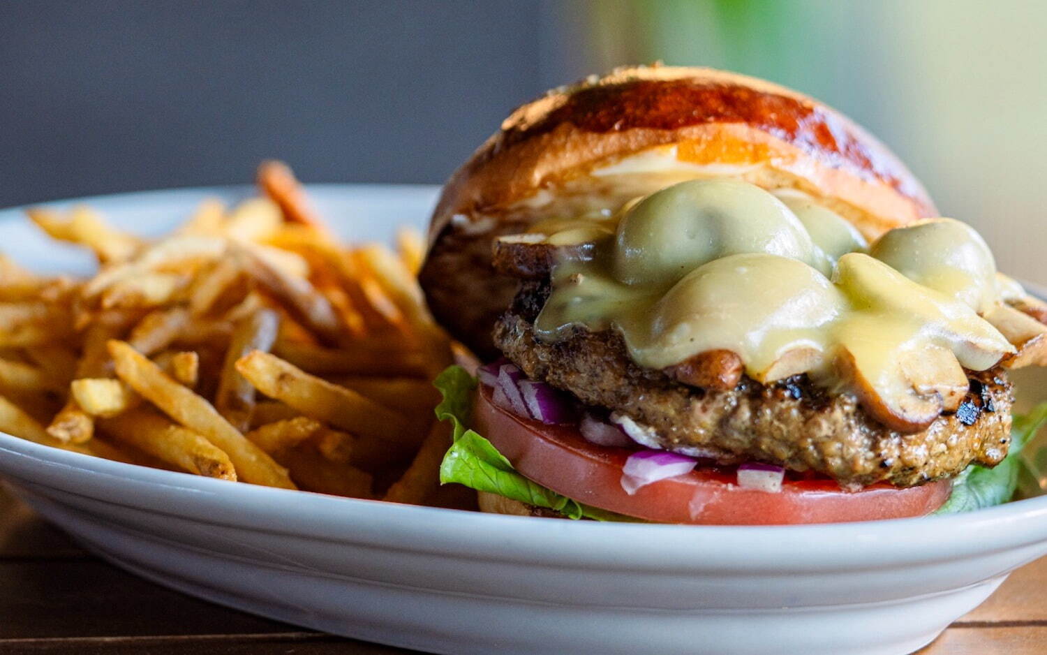 「ザ グレート バーガー」“黒毛和牛100%”のパティ入り新作バーガー、青山グランドホテルとコラボ｜写真3