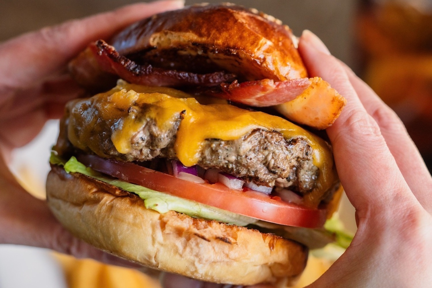 フレンチフライ｜「ザ グレート バーガー」“黒毛和牛100%”のパティ入り新作バーガー、青山グランドホテルとコラボ