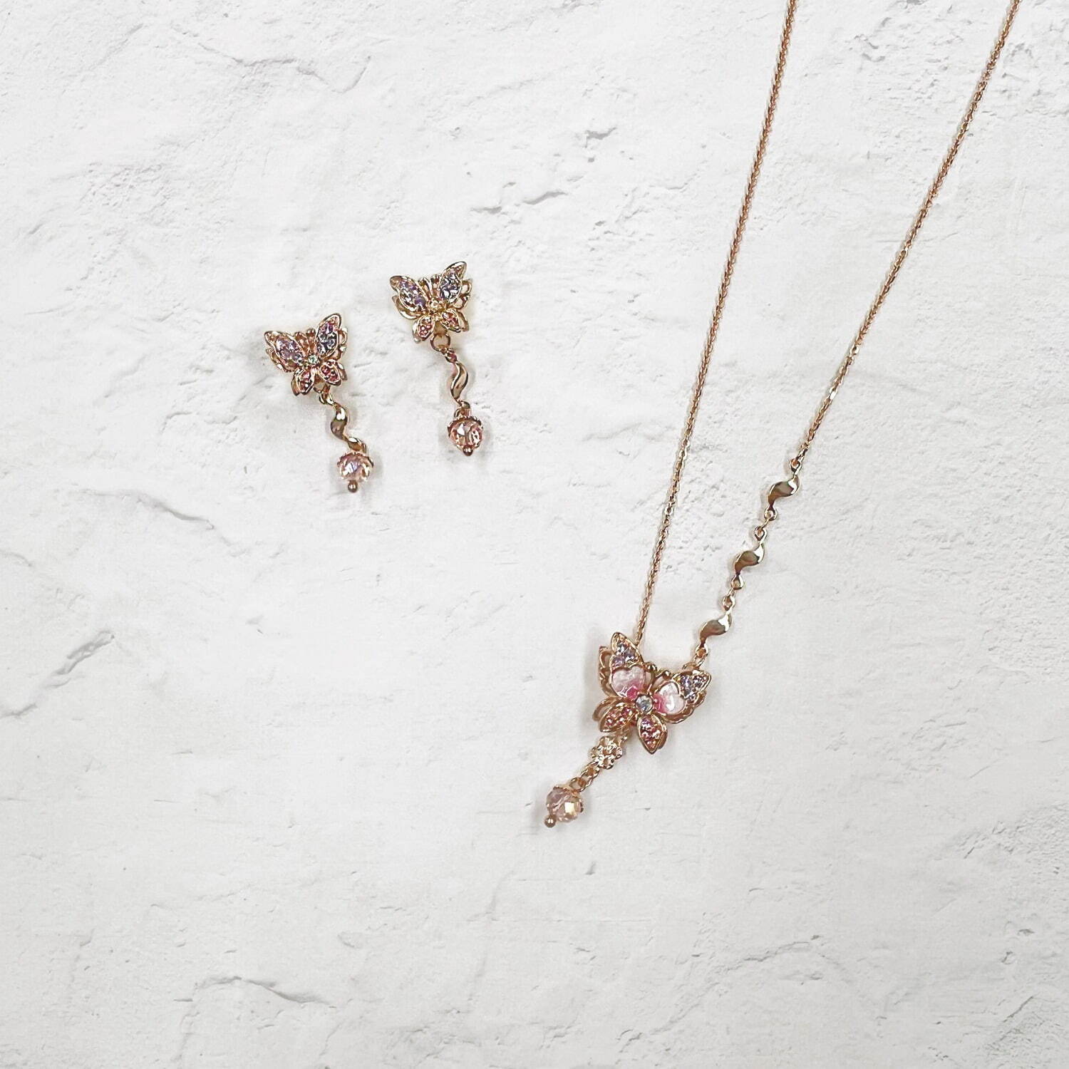 アナ スイ“蝶”モチーフの新作ネックレス＆ピアス、桜の花びら