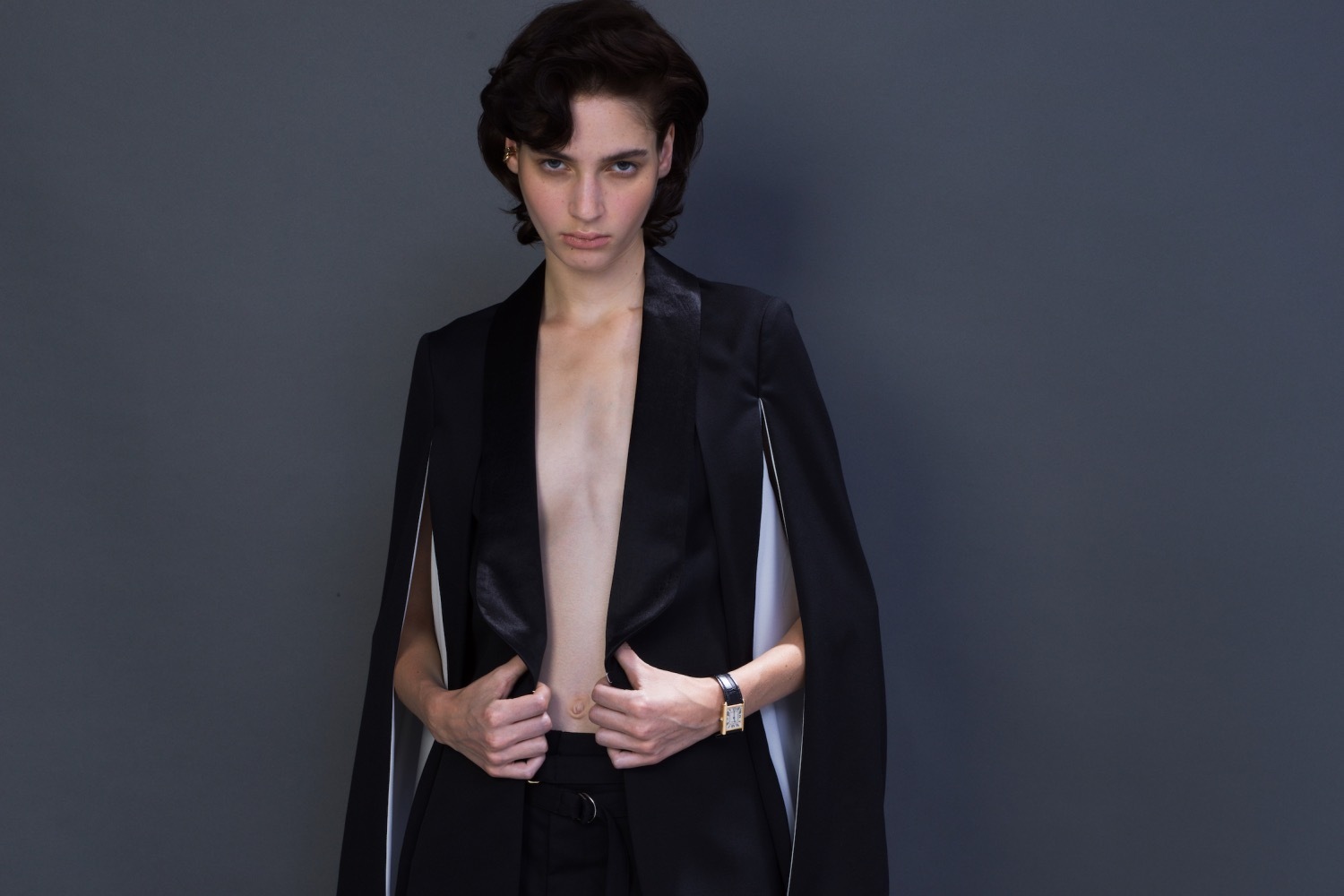 チノ、ケープ仕様のショールカラージャケット＆レースアップ装飾のミニドレス