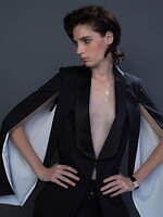 チノ、ケープ仕様のショールカラージャケット＆レースアップ装飾のミニドレス｜写真1