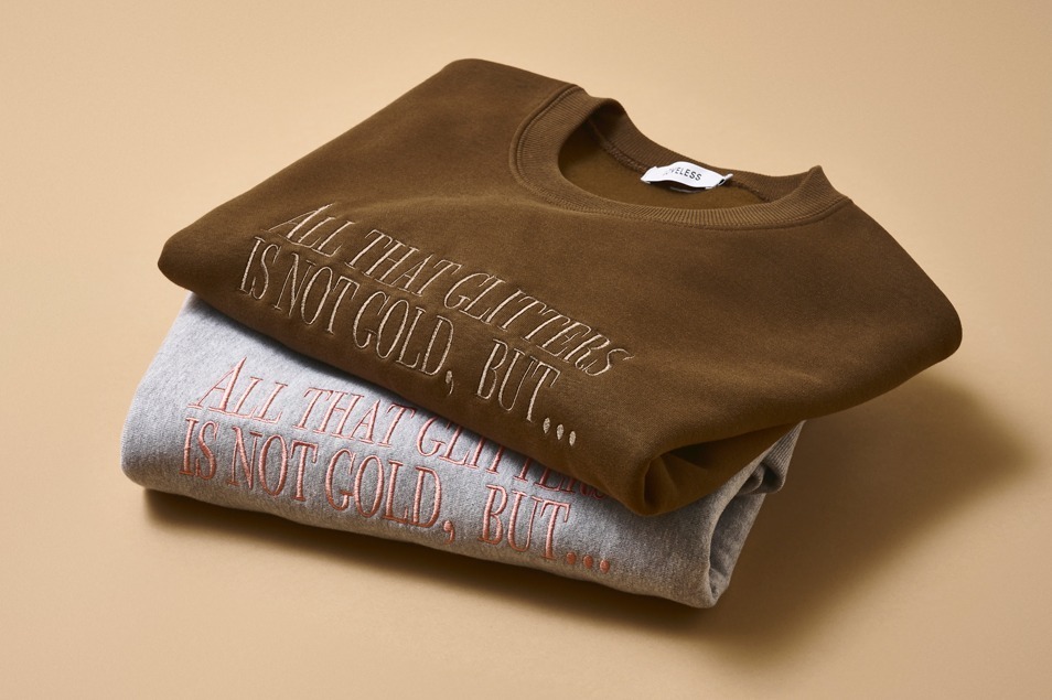 ラブレス×フィリーチョコレートのコラボスウェット、フロントにメッセージを刺繍