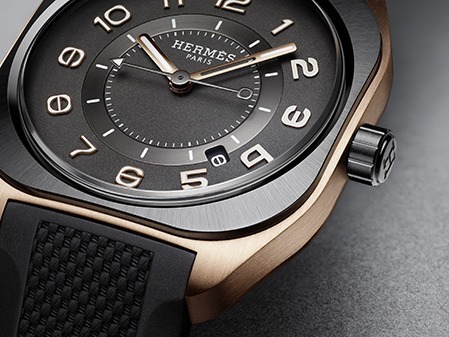 エルメスのメンズ腕時計《エルメスH08》新作、ゴールド×ブラックのクッション型ケース＆文字盤 ファッションプレス