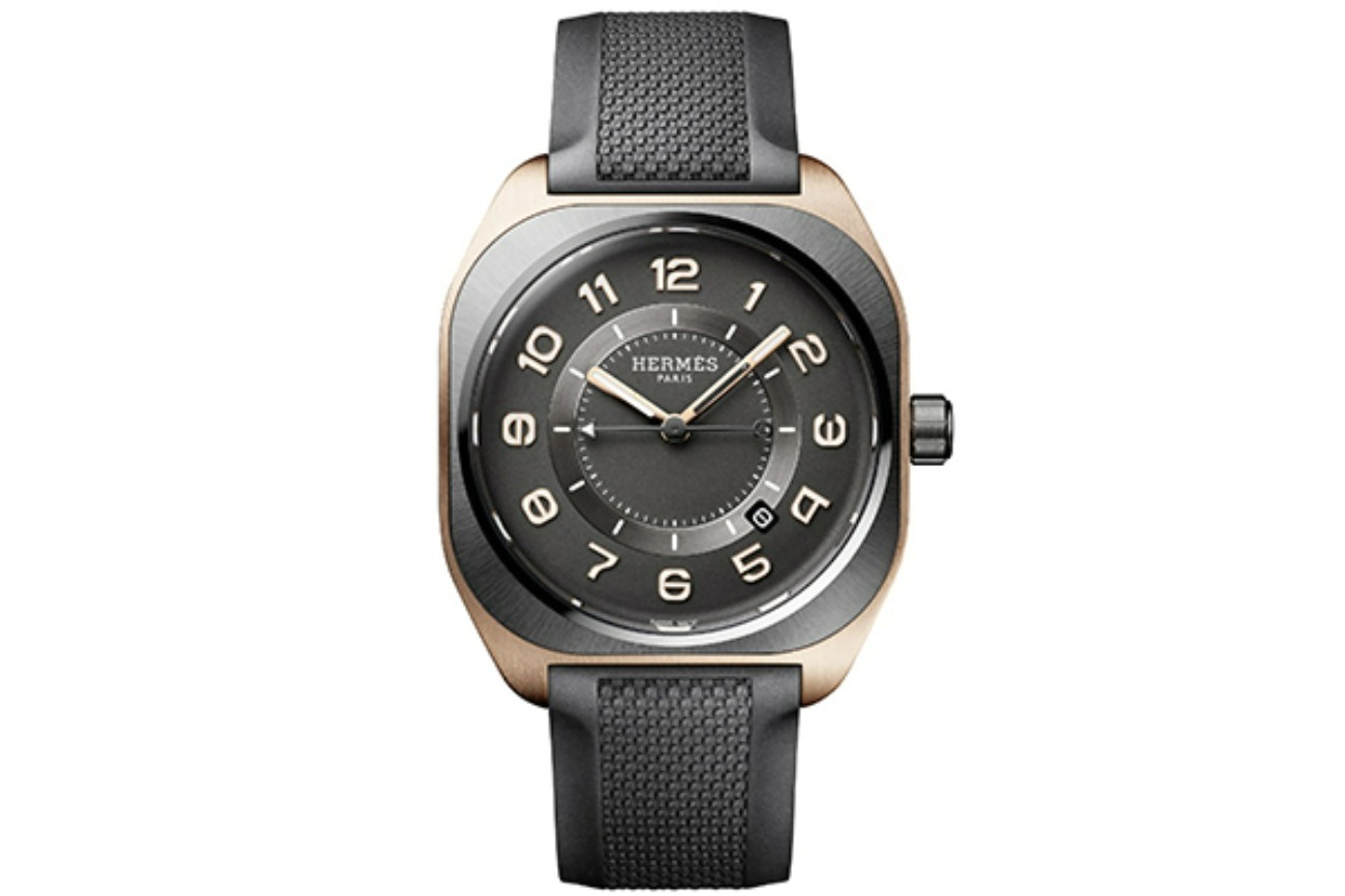 エルメスのメンズ腕時計《エルメスH08》新作、ゴールド×ブラックのクッション型ケース＆文字盤 ファッションプレス