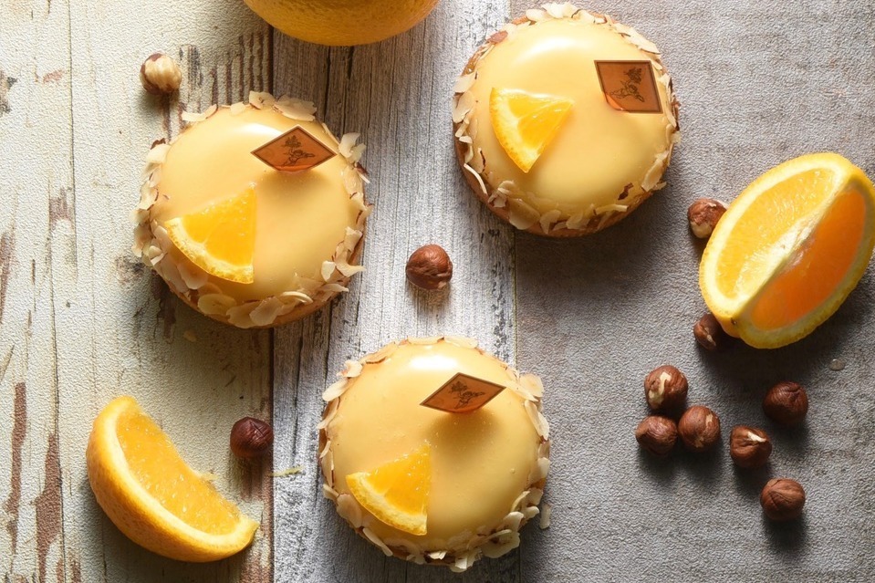 フレデリック・カッセル限定スイーツ、オレンジ＆ヘーゼルナッツのタルトや華やかな苺のシャルロット